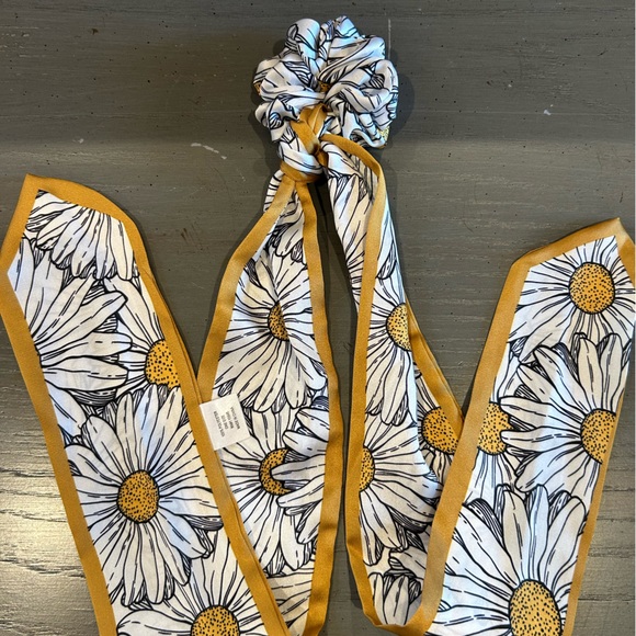 Daisy Floral Scarf Scrunchie - Picture 5 of 7